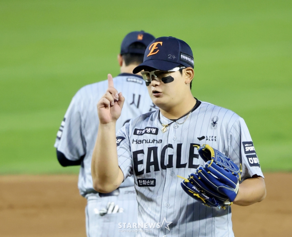 Hanwha Eagles Kim Seo-hyun is warming up on the mound during the 2026 Shinhan SOL KBO League road game against LG Twins at Jamsil Stadium on the 23rd, with two outs and a runner on first base in the bottom of the 3rd inning. /Photo=Senior reporter Kang Young-jo