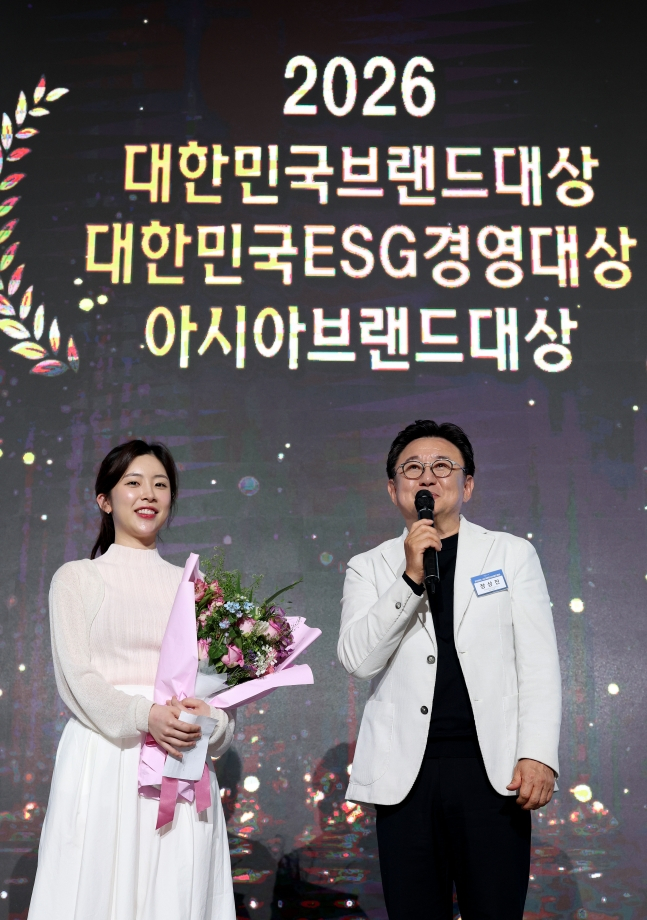 Jang Sang-jin, PBA Vice President (right), accepted the Grand Prize in the sports category at the '2026 Korea Brand Awards, ESG Management Awards, and Asia Brand Awards' ceremony on the 22nd and shared his acceptance remarks alongside Jung Soobin. /Photo=PBA