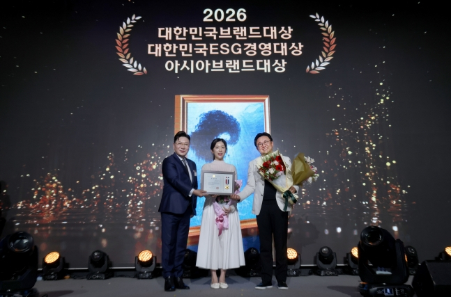PBA received the Grand Prize in the sports category at the '2026 Korea Brand Awards, ESG Management Awards, and Asia Brand Awards' ceremony on the 22nd. PBA Vice President Jang Sang-jin (right) and Jung Soobin (center) attended the award ceremony and posed for a commemorative photo with Jo Se-hyun, President of the Korea Brand Association. /Photo=PBA