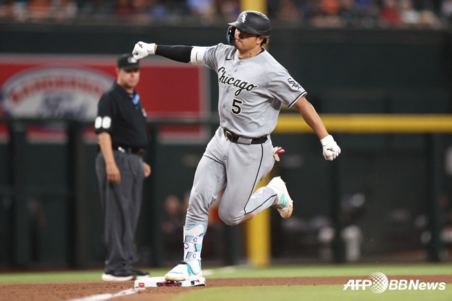 Vào ngày 23, Chicago White Sox Murakami Munetaka đã đánh một cú home run trong năm trận liên tiếp trước Arizona Diamondbacks và đang đánh một cú ăn mừng trên nền tảng. /AFPBBNews = Tin tức 1