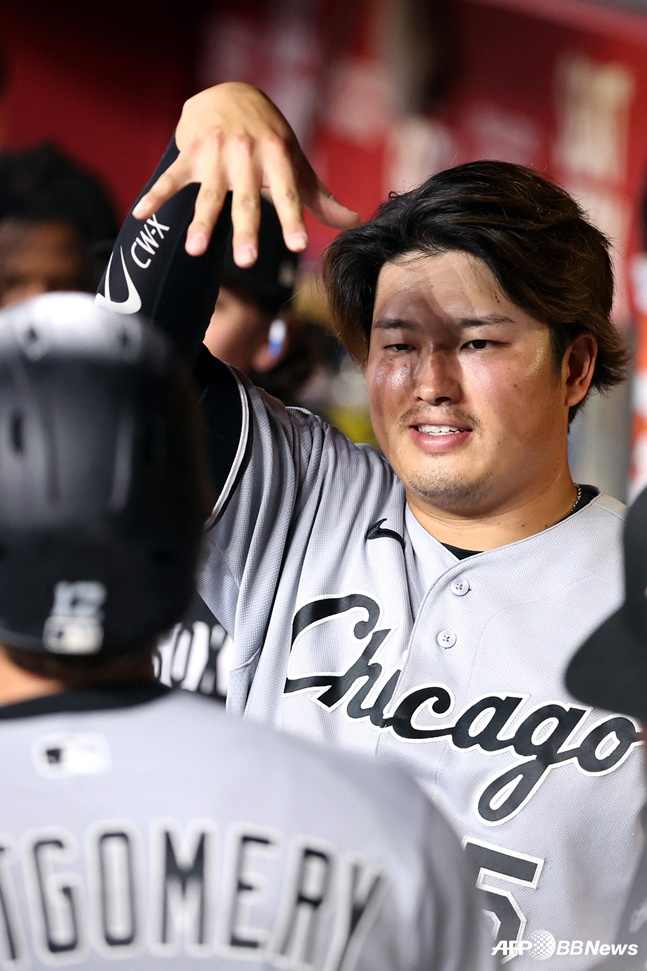 Vào ngày 23, Chicago White Sox Murakami Munetaka đã đánh một cú home run trong năm trận liên tiếp trước Arizona Diamondbacks và đang vui mừng với các đồng nghiệp trong trận dugout. /AFPBBNews = Tin tức 1
