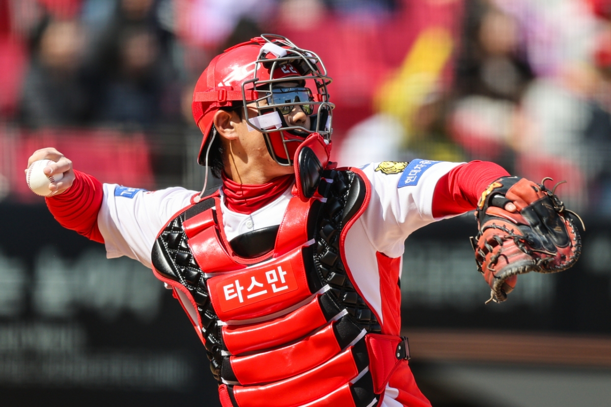 他就是KIA老虎队捕手朱孝相。 =图为，起亚老虎队。