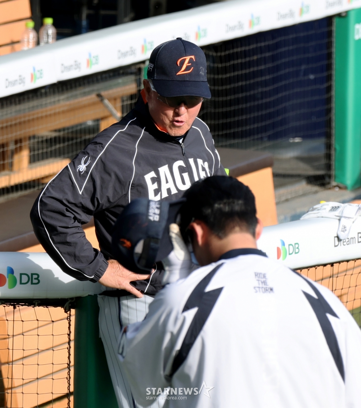 [포토] '김경문 감독에 인사하는' 노시환