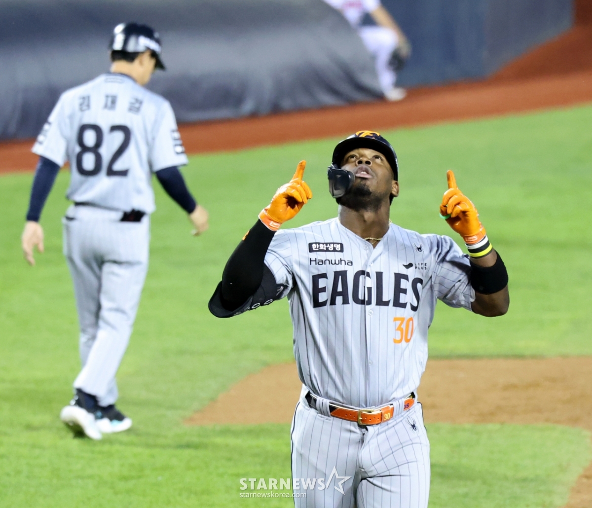 [한번에쓱] 서현아 힘내! '4회초 한점차 추격하는 솔로홈런' 페라자