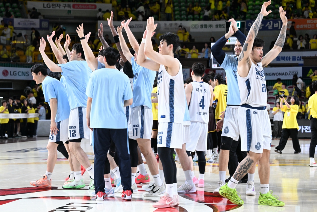 Игроки «Коян Соно» рады победе в плей-офф полуфинала против «Чханвон LG», который состоялся в гимназии Чханвон 23-го числа. /Фото = Предоставлено KBL.