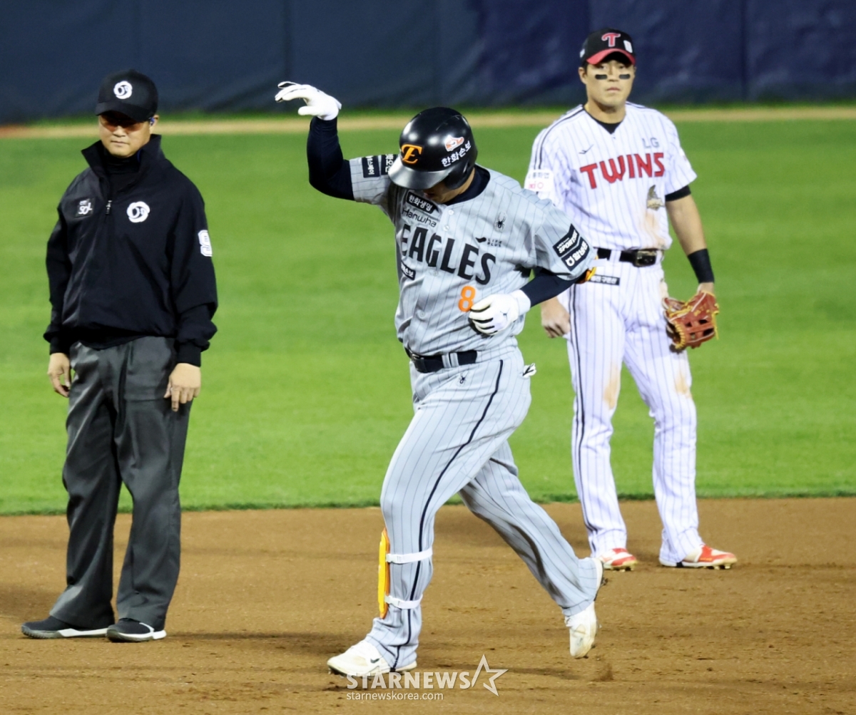 Hanwha Eagle Noh Si Hwan (giữa) trong trận đấu trên sân nhà với LG Twins vào ngày 23 đã bắt đầu với tư cách là cầu thủ đánh bóng thứ ba trong giải đấu Shinhan SOL KBO League 2026 và đang ăn mừng sau khi đánh một cú home run đồng điểm ở đầu hiệp 4 khi đội bị kéo với tỷ số 1-2. /Ảnh = Phóng viên cao cấp Kang Young Jo