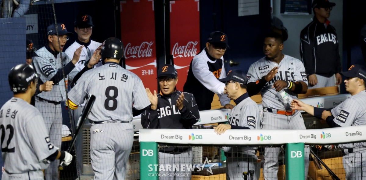 Trong trận đấu với LG Twins diễn ra tại sân vận động Jamsil vào ngày 23, Hanwha Eagle Noh Si Hwan (thứ tư từ trái sang) bắt đầu với tư cách là cầu thủ đánh bóng thứ tư và chốt gôn thứ ba của giải đấu Shinhan SOL KBO League 2026, đội đã bị kéo với tỷ số 1-2, và được chào đón. /Ảnh = Phóng viên cao cấp Kang Young Jo
