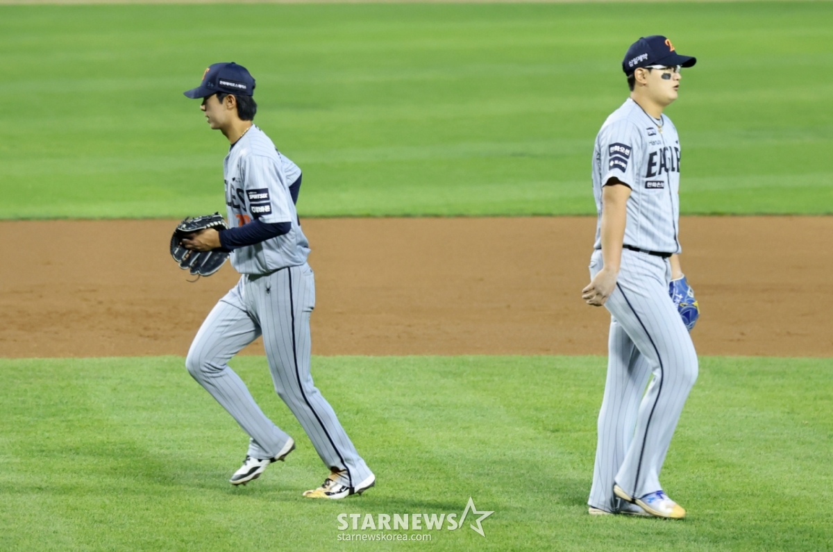 ハンファ·イーグルスのファン·ジュンソ（左）が23日、蚕室（チャムシル）野球場で行われた2026新韓（シンハン）SOLKBOリーグLGツインズとの訪問試合で、3回裏、金ソヒョンにボールを渡してマウンドから退いている。 /写真=姜永祚（カン·ヨンジョ）先任記者