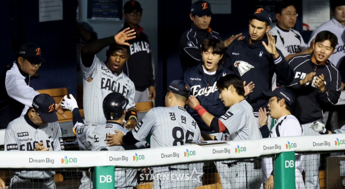 ハンファ·イーグルスのノ·シファン（左から2番目）が23日、蚕室（チャムシル）野球場で行われた2026新韓（シンハン）SOLKBOリーグLGツインズとの訪問試合で、4回表、ハム·ドクジュを相手に同点ホームランを放った後、ダッグアウトで同僚たちの歓迎を受けている。 /写真=姜永祚（カン·ヨンジョ）先任記者