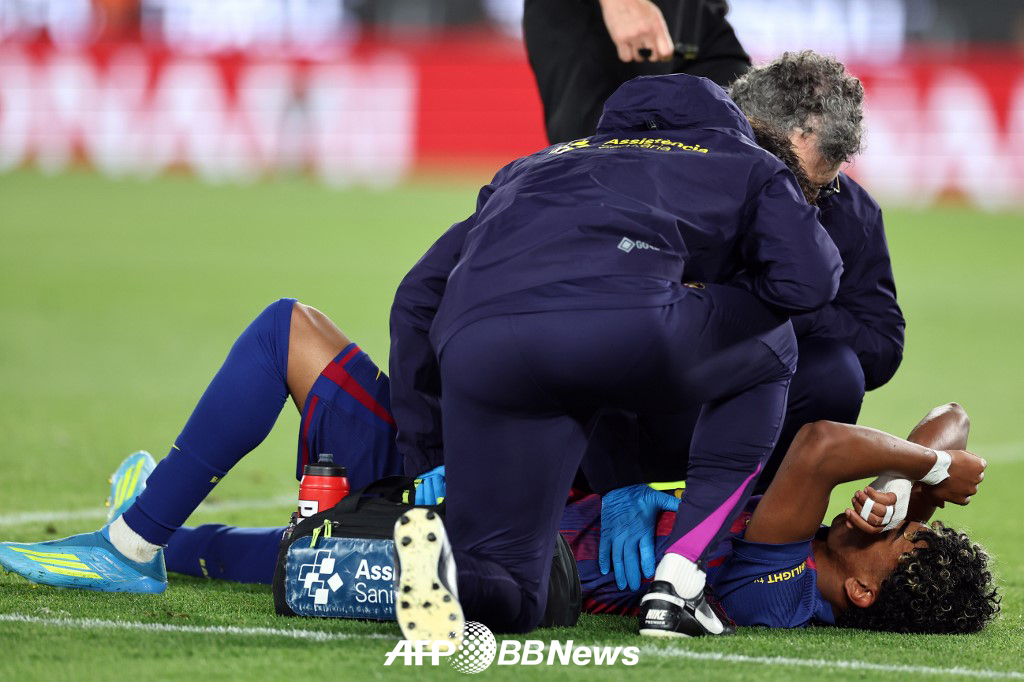 23日（韩国时间），在西班牙巴塞罗那举行的2025-2026赛季西班牙足球甲级联赛第32轮主场比赛中，拉明•亚马尔因腿筋受伤而晕倒。 =法新社BBNews=新闻1。
