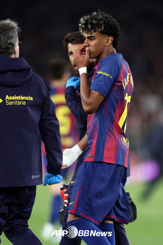 23日（韩国时间），在西班牙巴塞罗那举行的2025-2026赛季西班牙足球甲级联赛第32轮主场比赛中，拉明•亚马尔因腿筋受伤被替换下场。 =法新社BBNews=新闻1。