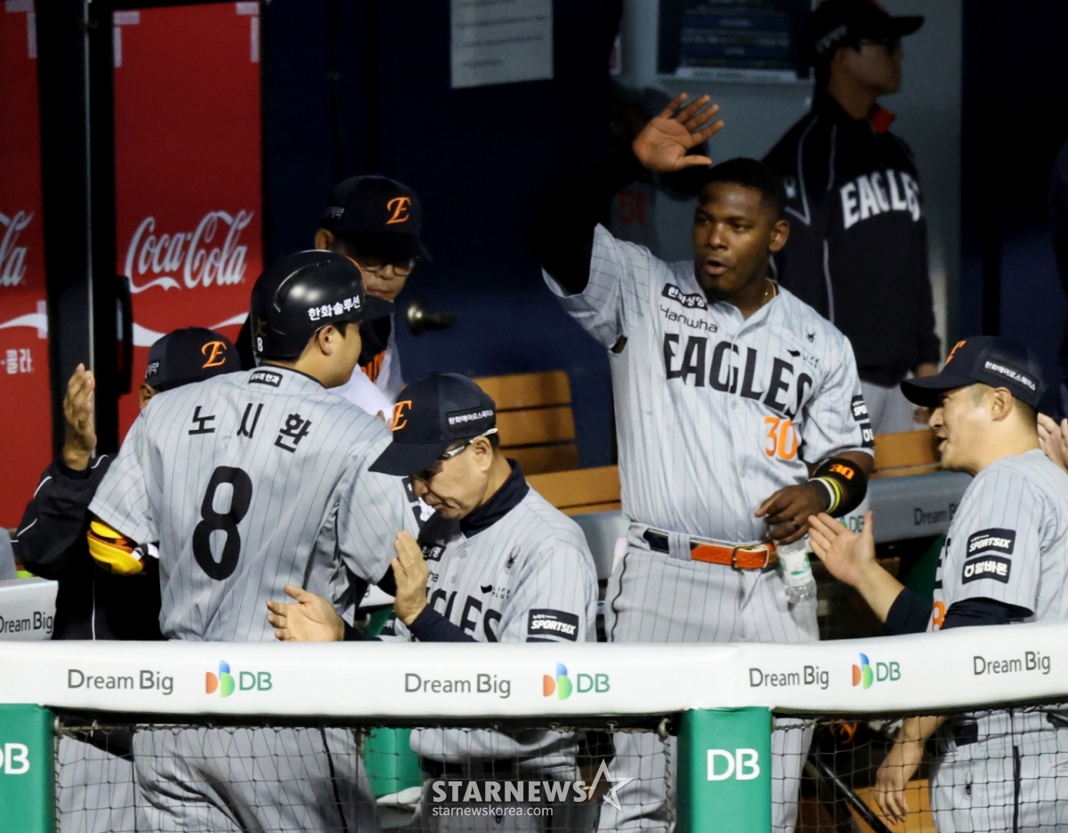 Hanwha Eagle Noh Si Hwan (trái) đang nhận được sự hoan nghênh của các đồng nghiệp sau khi tung ra cú solo đồng điểm ở đầu hiệp 4 trong trận đấu giao hữu với LG Twins diễn ra tại sân bóng chày Jamsil vào ngày 23. /Ảnh = Phóng viên cao cấp Kang Young Jo