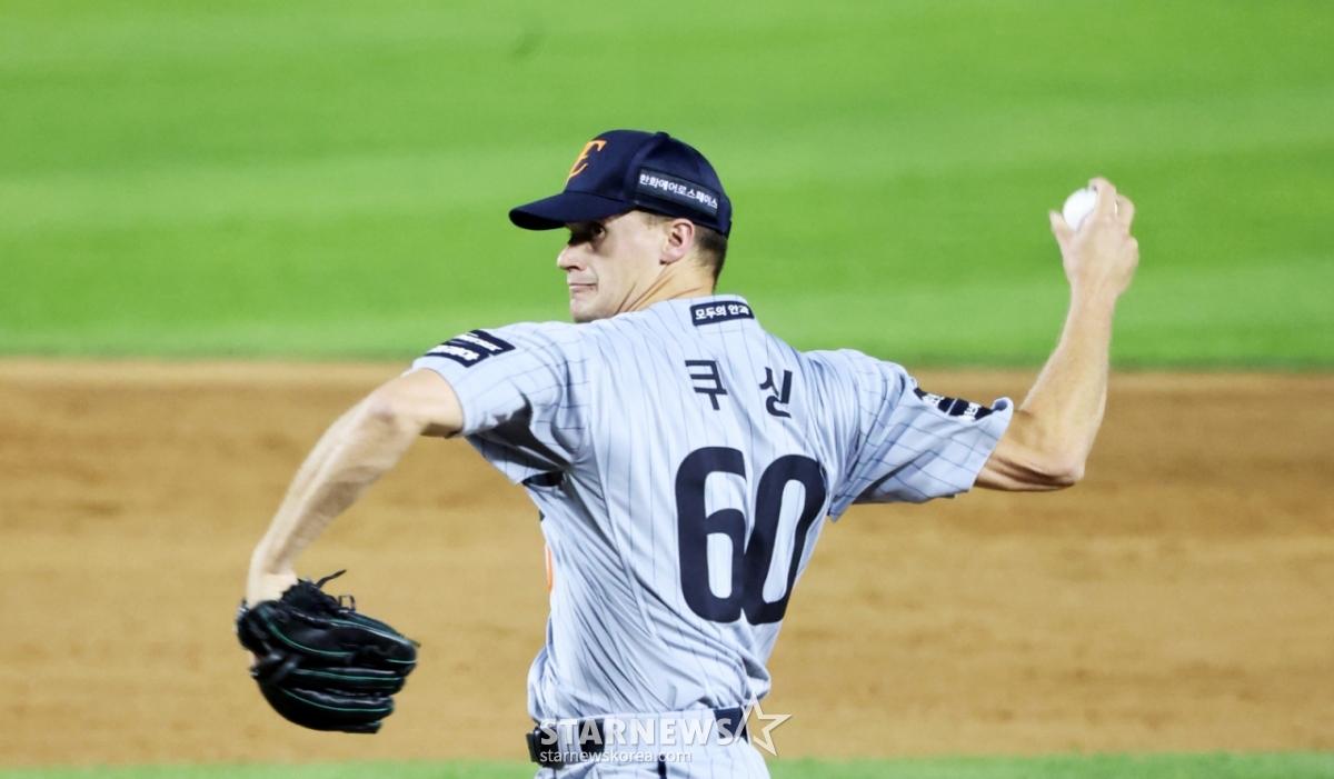 Cầu thủ ném bóng cuối cùng Jack Kushing của Hanwha Eagle trong trận đấu với LG Twins diễn ra tại sân bóng chày Jamsil vào ngày 23 vừa qua tại giải bóng chày Shinhan SOL KBO League 2026. /Ảnh = Phóng viên cao cấp Kang Young Jo