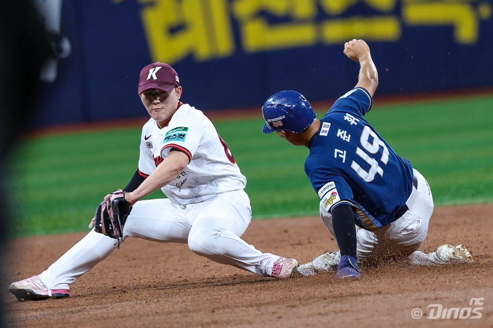 コ·ジュンフィ（右）が23日、キウム戦の3回、2塁盗塁に成功している。 /写真=NCダイノス