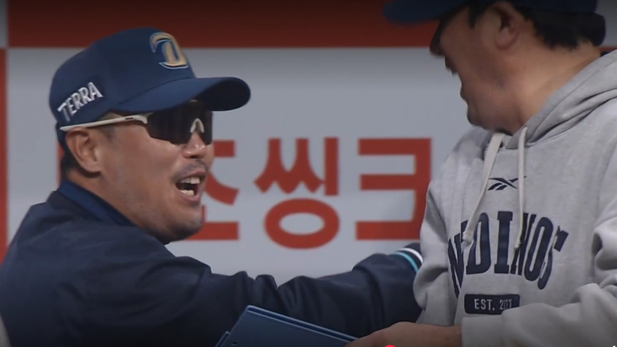 李ホジュン（左）NC監督がコ·ジュンフィの本塁打が出ると、ダッグアウトでコーチたちとハイタッチをしながら喜んでいる。 /写真=中継画面キャプチャー