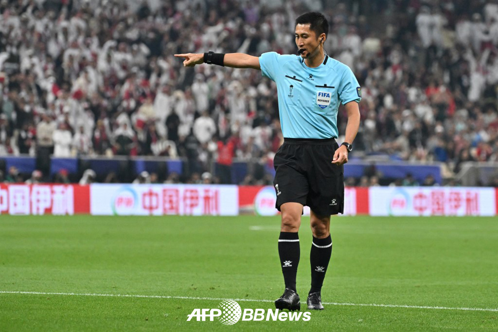 Chinese referee Ma Ning. /AFPBBNews=NEWS1