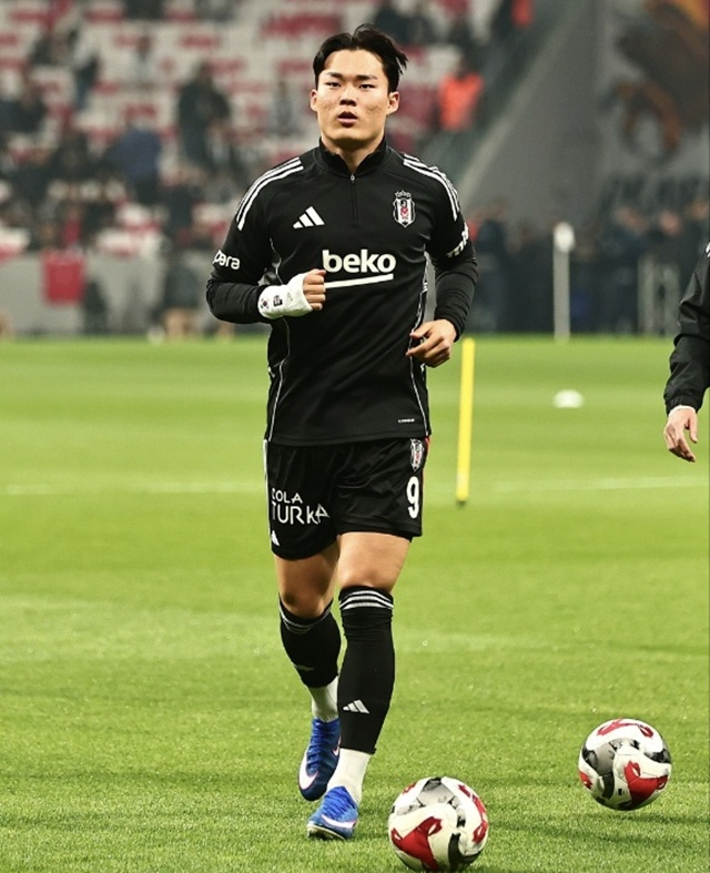 吴贤圭在赛前热身。 =照片=贝西克塔什SNS