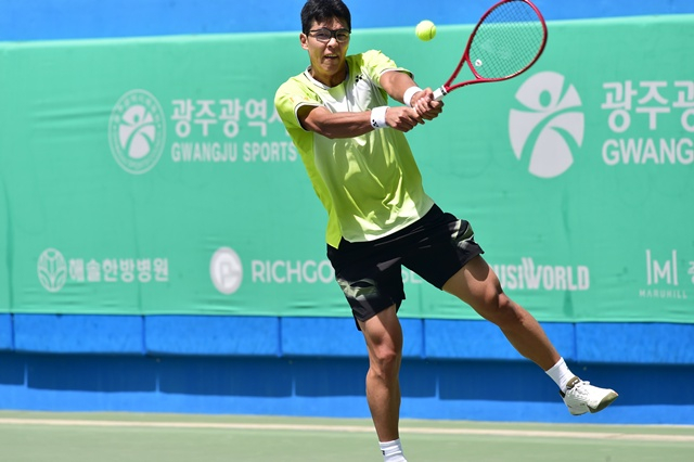 Jung Hyun focusing on the match. /Photo=Gwangju Open Challenger Organizing Committee