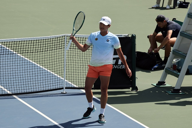 Kwon Soon-woo greeting fans. /Photo=Gwangju Open Challenger Organizing Committee