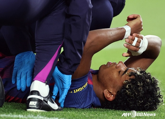 拉明亚马尔因受伤而晕倒。 =法新社BBNews=新闻1。