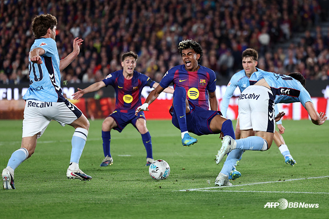 图为拉明·亚马尔（中）受伤的场面。 =法新社BBNews=新闻1。