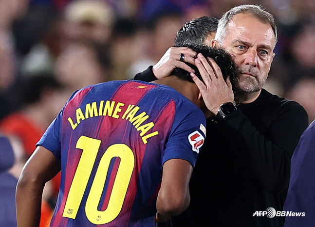 拉明·亚马尔（左）和巴塞罗那队主教练弗里克。 =法新社BBNews=新闻1。