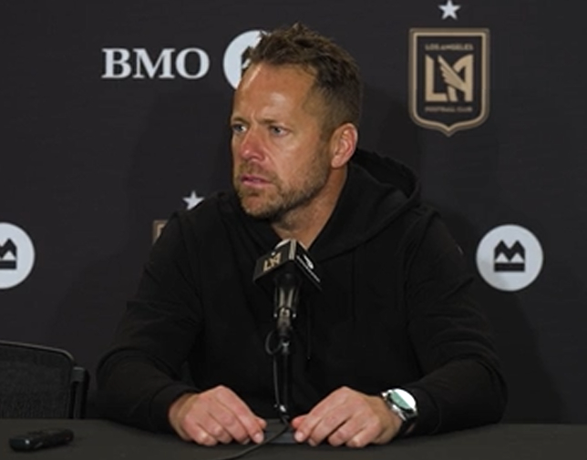 Huấn luyện viên của LAFC Mark dos Santos đang nghe các câu hỏi của phóng viên trong một cuộc phỏng vấn sau trận đấu với Colorado. /Ảnh = Cung cấp chính thức LAFC