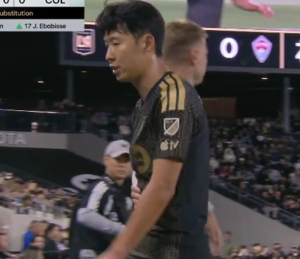 Biểu cảm của Son Heung Min cứng rắn tại thời điểm thay thế. Sau đó, Son Heung Min vừa lẩm bẩm vừa lắc đầu hướng về phía băng ghế dài.  /Ảnh = Cap màn hình trực tiếp