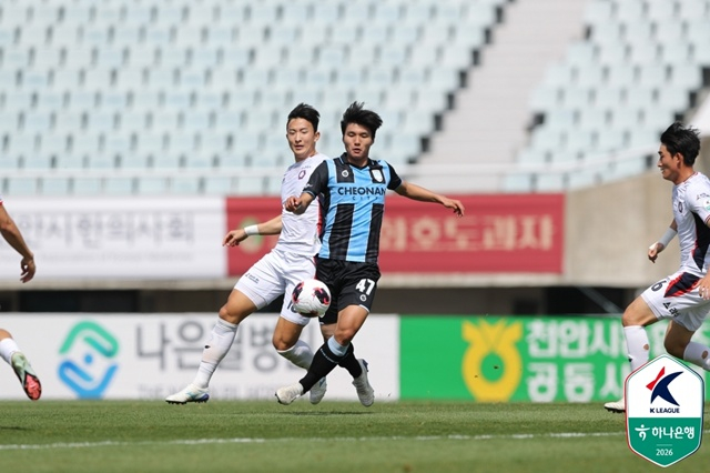 Tiền đạo thành phố Cheonan Woo Jung-yeon (phải). /Ảnh = Liên đoàn bóng đá chuyên nghiệp Hàn Quốc cung cấp