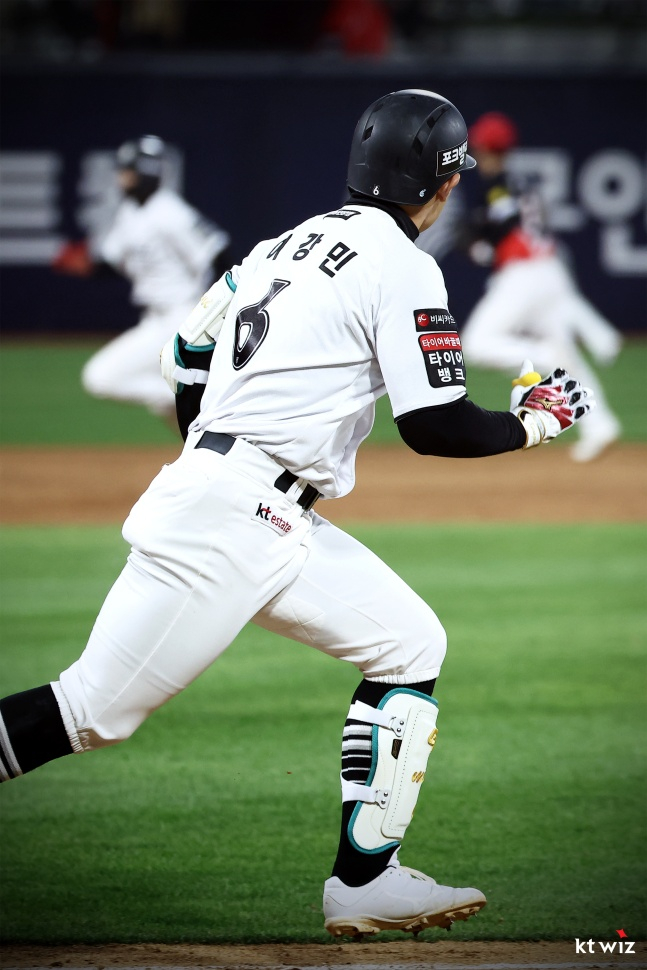 KTの李康敏（イ·ガンミン）が22日、水原（スウォン）KIA戦の7回裏2死満塁で、左前2打点の適時打を放った。 /写真=KTウィズ提供
