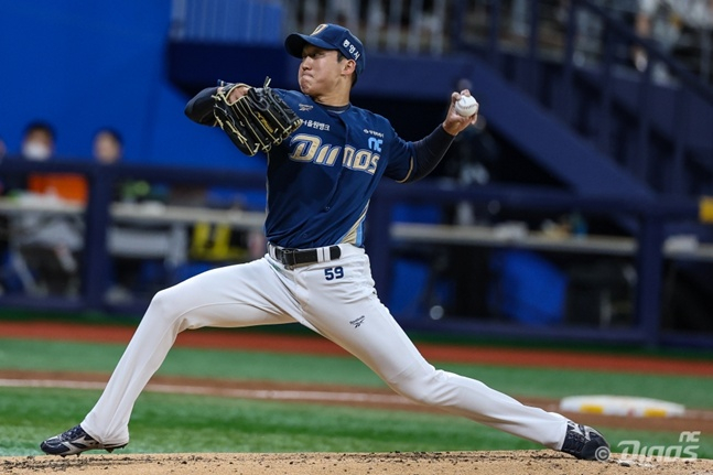 图为具昌模在23日与kiwoom队的比赛中正在奋力投球。 =照片:NC Dinos。