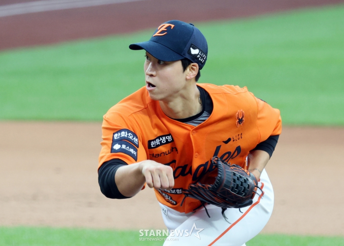 Hanwha Eagles pitcher Eom Sang-baek is seen pitching in relief during the second playoff game against Samsung Lions on October 19 last year. /Photo=Senior reporter Kang Young-jo