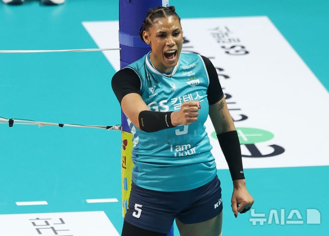 Saltex Apogit Spyker Silva кричит после успешной атаки на полуфинал женского дивизиона Jin Air V-League сезона-2025-26, который прошел в гимназии Чангчун в Сеуле 24-го числа в 19:00. /Фото = Newsis