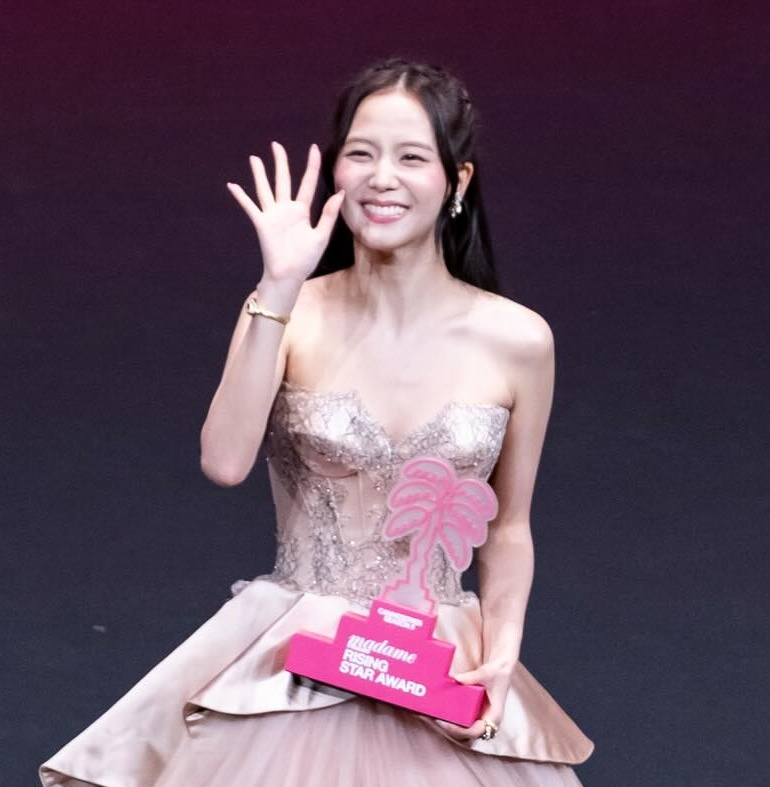 Индекс / Фото = 9-й Каннский международный фестиваль серии, официальная социальная сеть