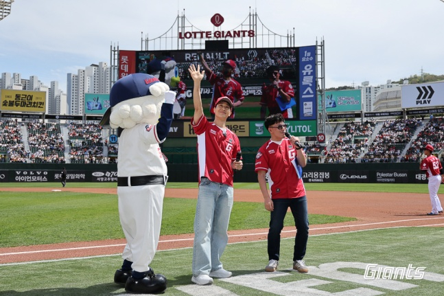 Actor Jung Woo threw the ceremonial first pitch at the Lotte-Hanwha game at Busan Sajik Baseball Stadium on the 19th. /Photo=Lotte Giants