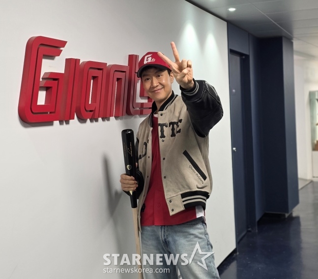 Actor Jung Woo poses before throwing the ceremonial first pitch at the Lotte-Hanwha game at Busan Sajik Baseball Stadium on the 19th. /Photo=Reporter Kim Dong-yoon