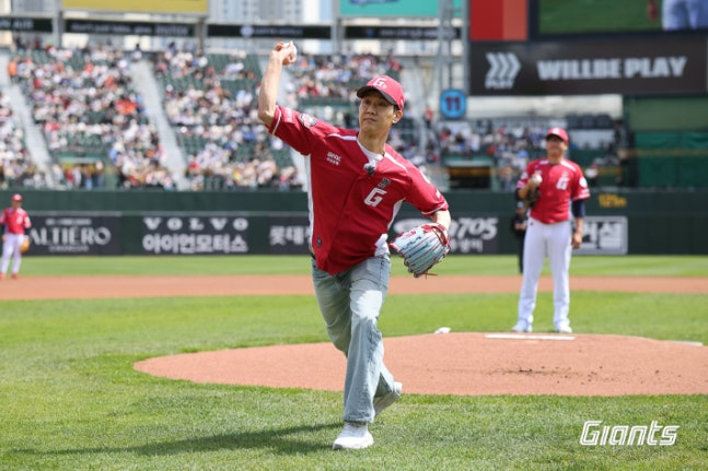 Actor Jung Woo threw the ceremonial first pitch at the Lotte-Hanwha game at Busan Sajik Baseball Stadium on the 19th. /Photo=Lotte Giants