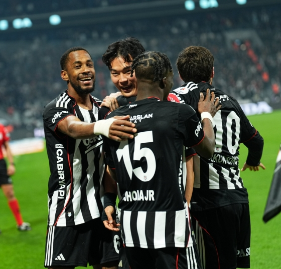 Oh Hyeon-gyu (second from the left) celebrates during a 2025-2026 Turkish Super League 23rd-round home match held at Tüpraş Stadium in Istanbul, Turkey. /Photo=Besiktas official social networking service (SNS)