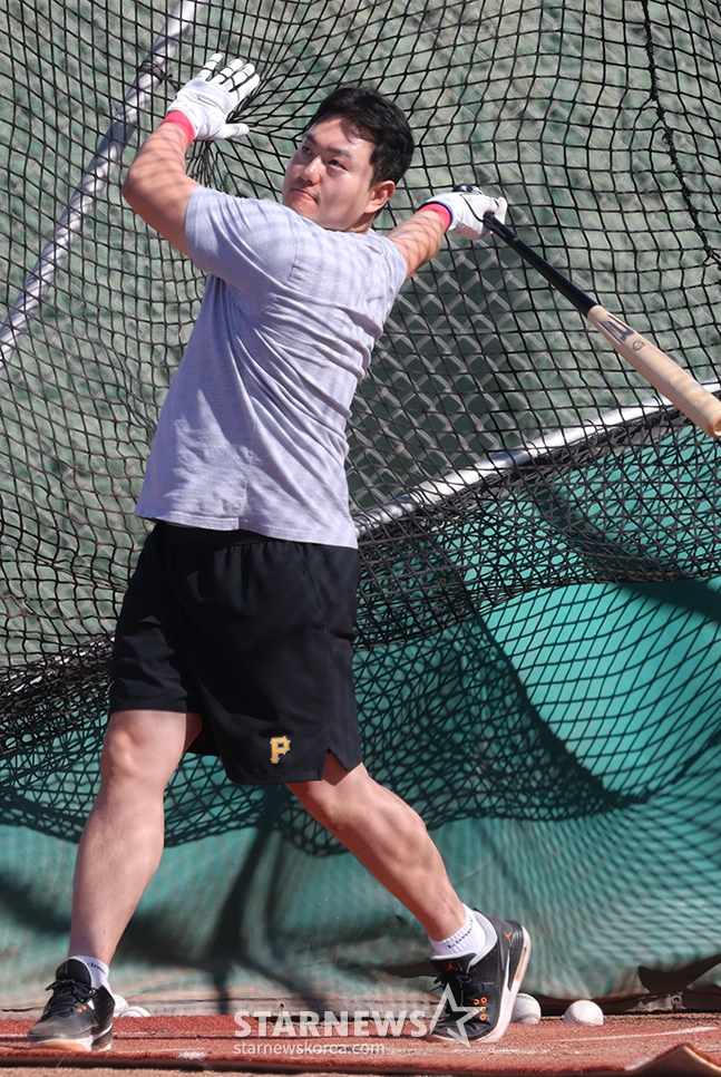 Choo Ji-man training alongside his teammates during the 2023 LG spring camp. This image is unrelated to the article content. /Photo=Chief correspondent Kim Jin-kyung