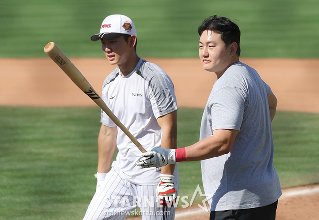 Choo Ji-man (on the right) training alongside his teammates during the 2023 LG spring camp. This image is unrelated to the article content. /Photo=Chief correspondent Kim Jin-kyung