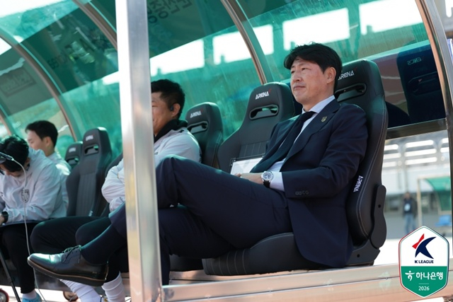 图为全南天龙队主教练朴东赫（右）。 =图为，韩国职业足球联盟提供。