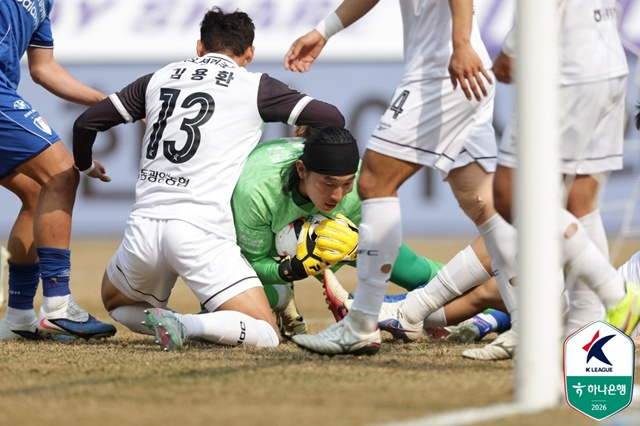 全南天龙队的守门员崔奉镇（中间）。 =图为，韩国职业足球联盟提供。