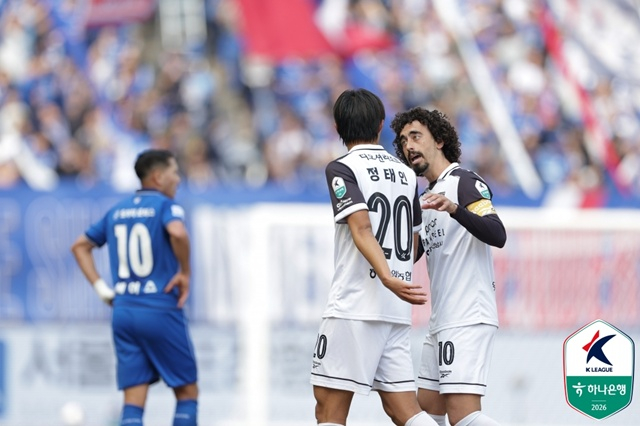 全南天龙队的郑泰仁（左）和巴尔迪维亚。 =图为，韩国职业足球联盟提供。