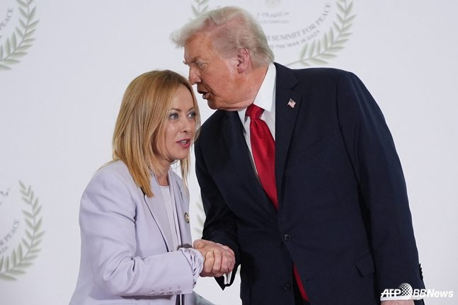  ドナルド·トランプ米大統領（右）とイタリアのメロニ首相。 /AFPBBNews=ニュース1