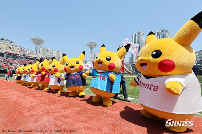 ロッテのユニホームを着たピカチュウ。 /写真=ロッテジャイアンツ提供