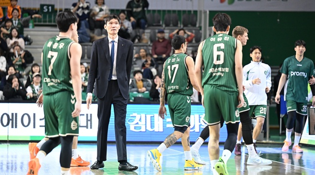 Coach Kim Ju-seong (second from the left). /Photo=KBL