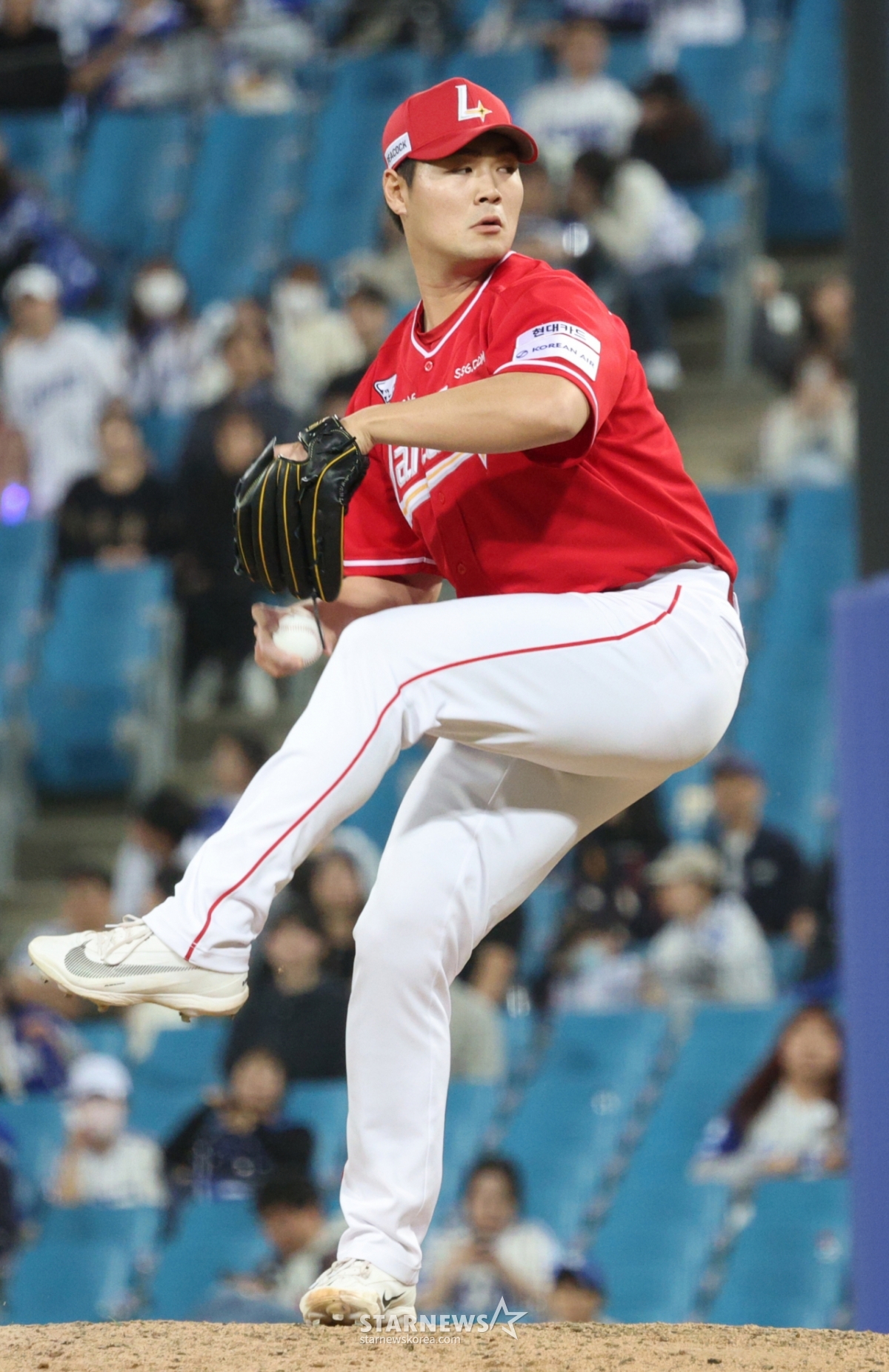 SSG Landers投手全永俊21日在与三星狮子队的大邱客场比赛中投球。 =照片=金镇京。