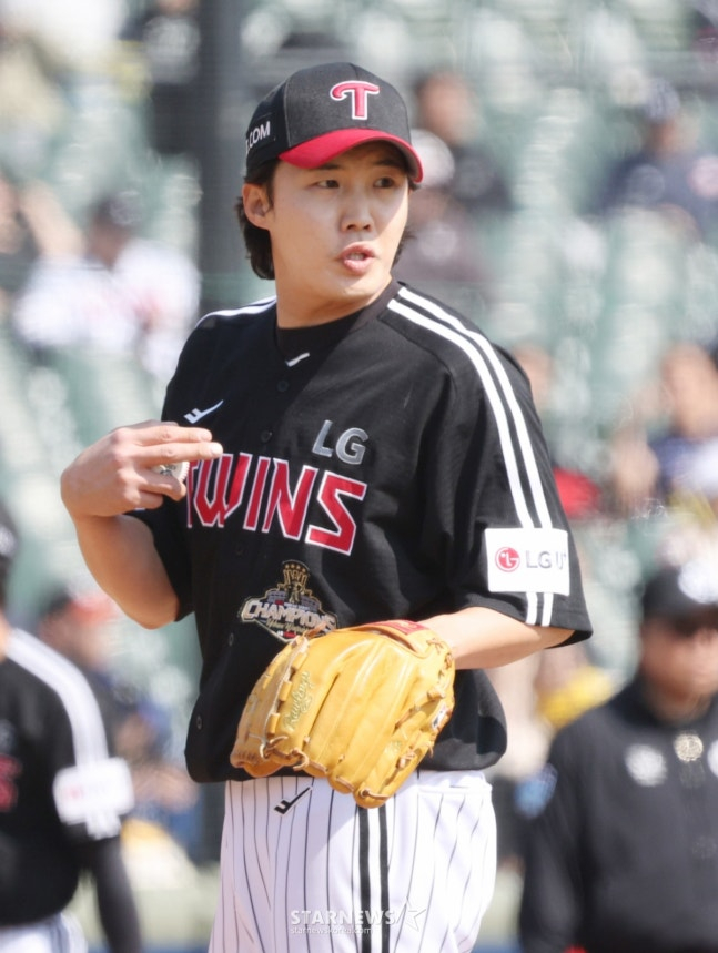 '악 날벼락!' LG 9회말 유영찬 부상 OUT, 두산과 첫 잠실 라이벌전 승리하고도 찜찜, 마음껏 웃지 못했다 '임찬규 첫 승-문보경 3안타' [잠실 현장리뷰]