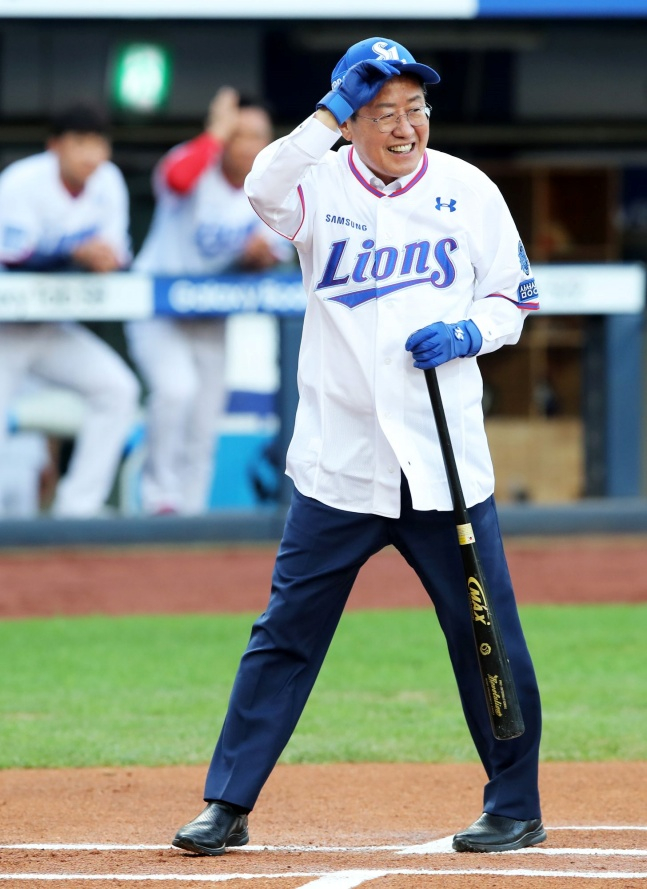 洪準杓、元国会議員が2022年大邱市長時代、サムスンの試打に乗り出した姿。 /写真=三星ライオンズ提供