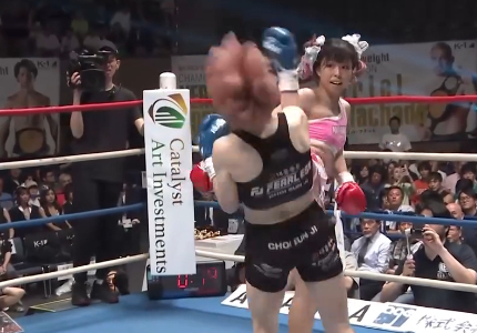 Monna Kimura (right) lands a kick on Choi Eun-ji's face. /Photo=Monna Kimura's personal social networking service (SNS)